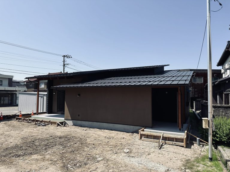 OPEN HOUSE　屋外用途を充実させた二階建て住宅の画像